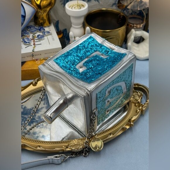 🆕 BETSEY JOHNSON 🧿 NWOT Mazel Light Up Dreidel Crossbody - Blue Glitter Kitsch - Picture 8 of 16
